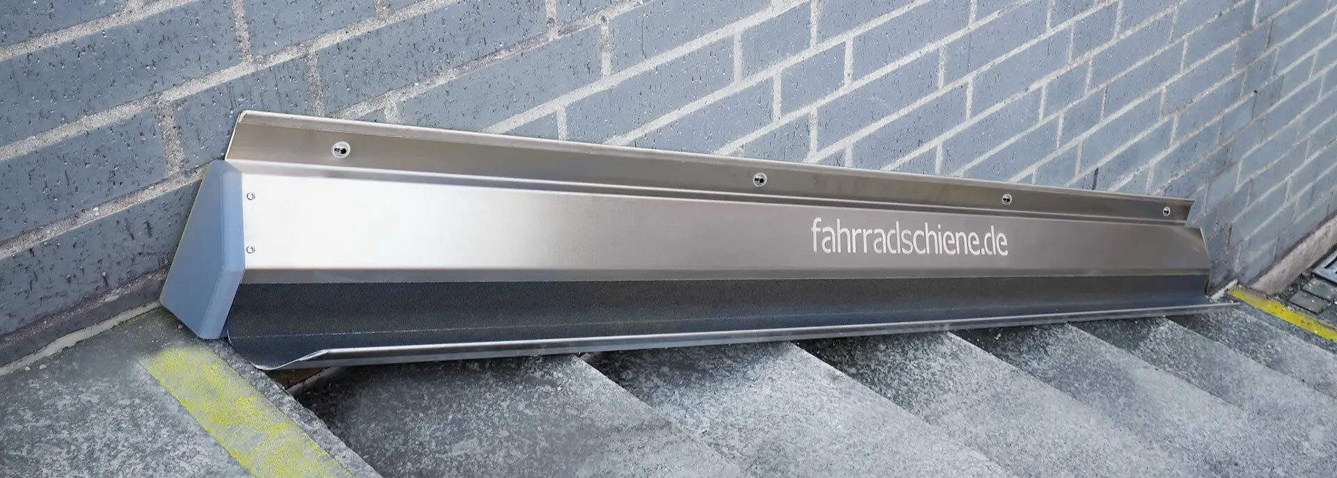 Bild einer Fahrradschiene auf einer Treppe