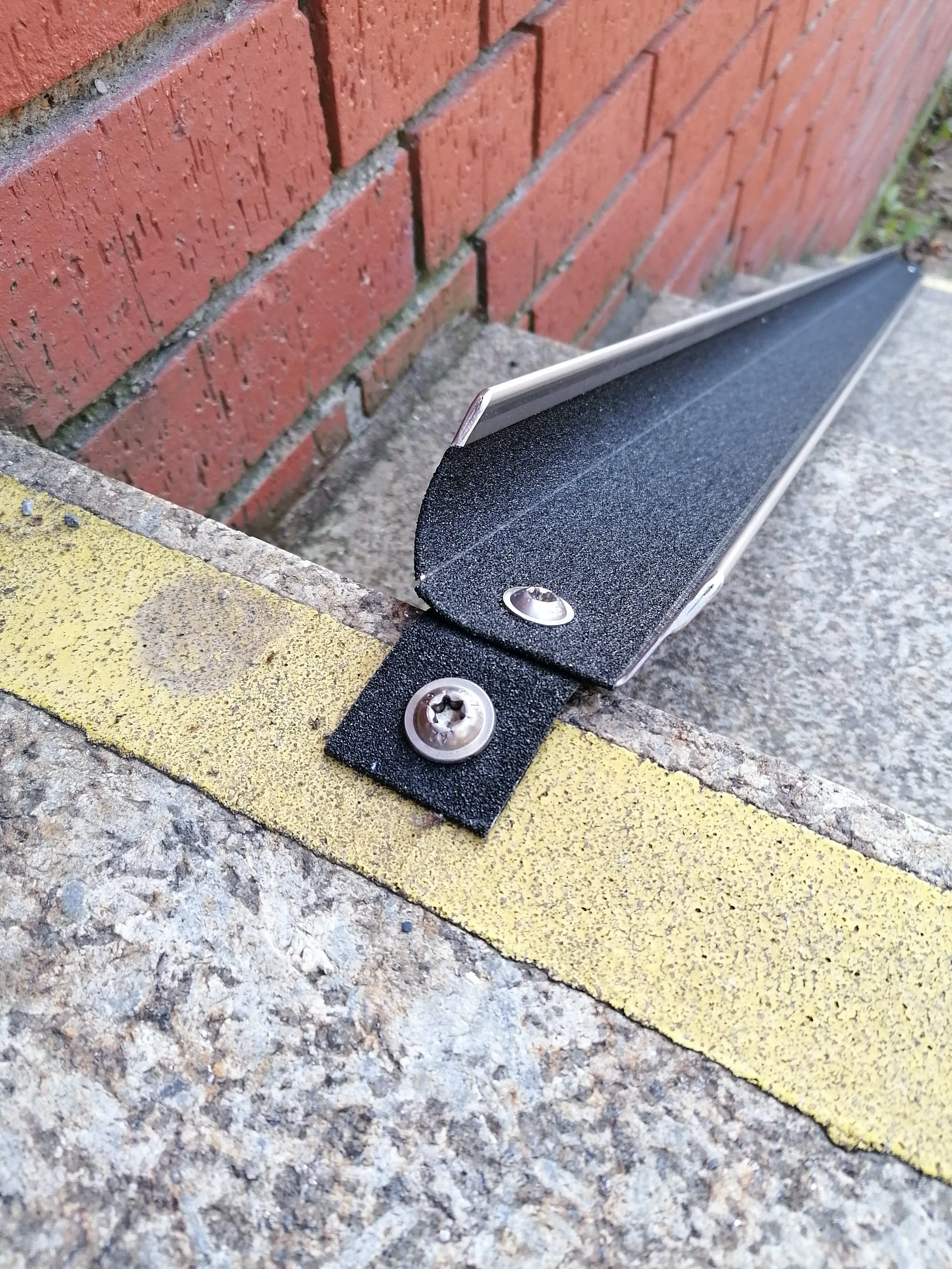 Metallverankerung der Fahrradschiene Slim an einem steinernen Treppenabsatz