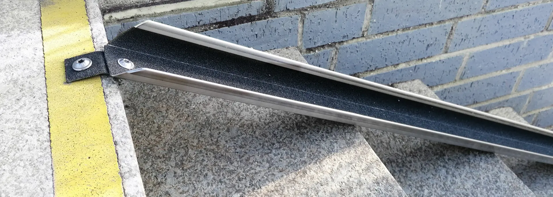 Bild einer Fahrradschiene aus Edelstahl an einer Treppe im Außenbereich