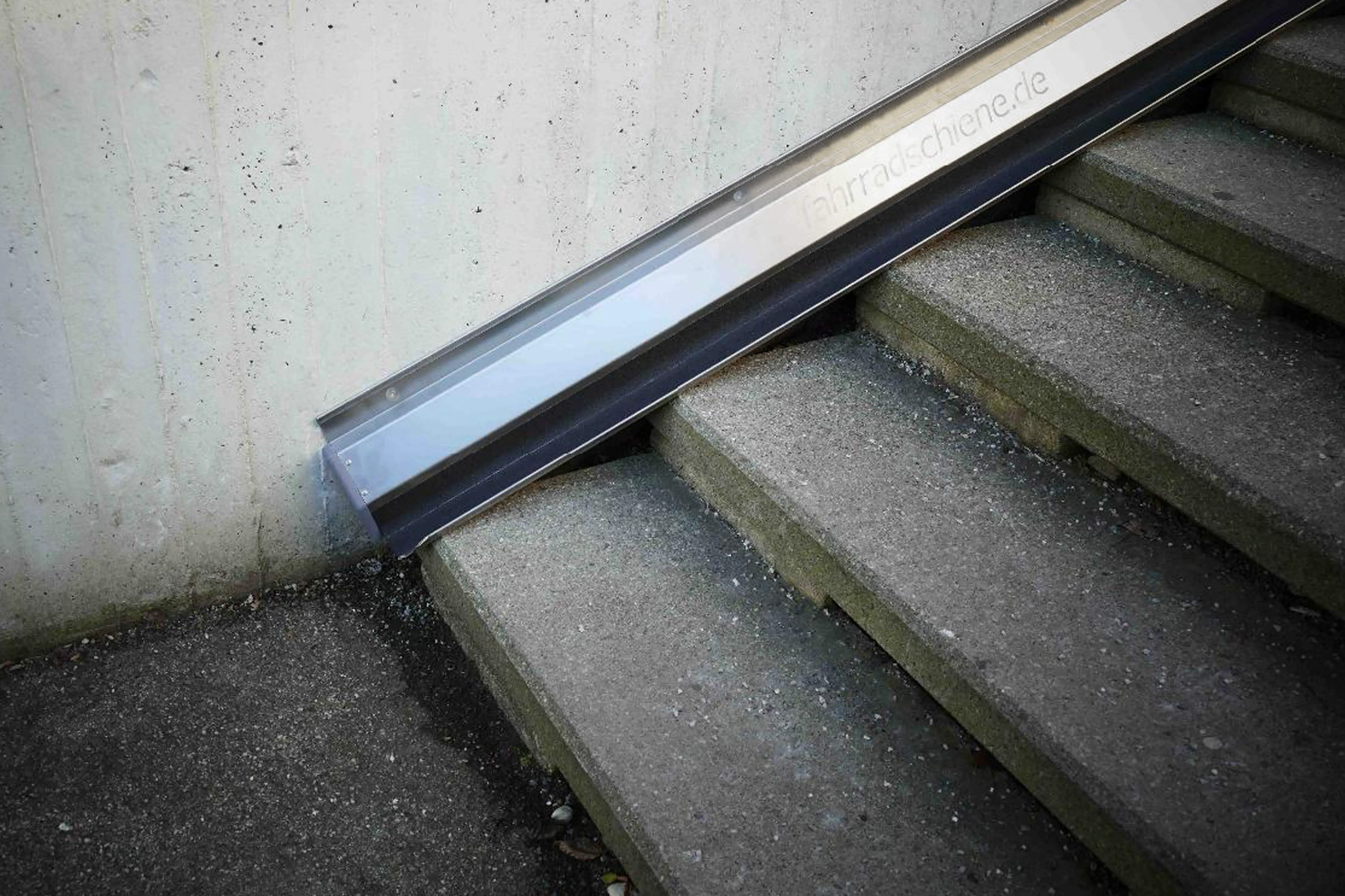 Fahrradschiene Regular 1 verlegt auf einer Treppe aus Beton im Außenbereich